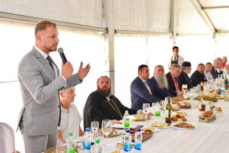 Станивуковић у Теслићу: Црква је била и остала мјесто гдје се народ окупља