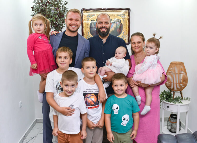 Станивуковић у Милићима посјетио породицу Мимић: Малу Ружу даровао дукатом